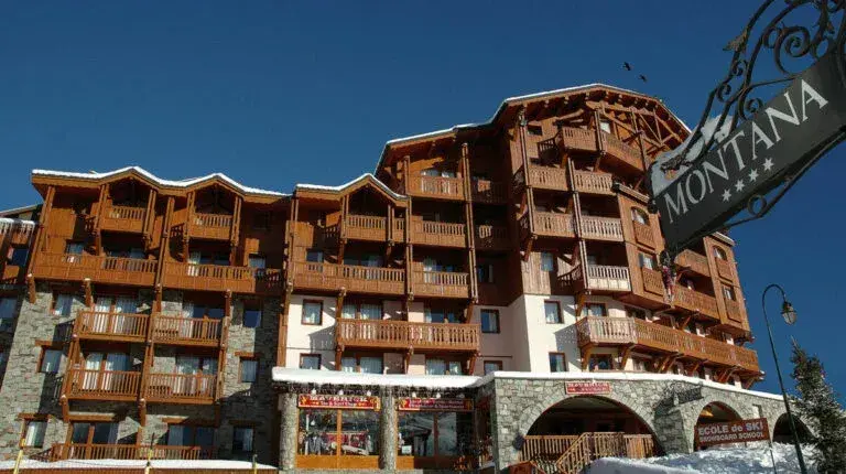 Val Thorens – Residence Montana Soleil, wooden alpine-style building next to the ski slopes.